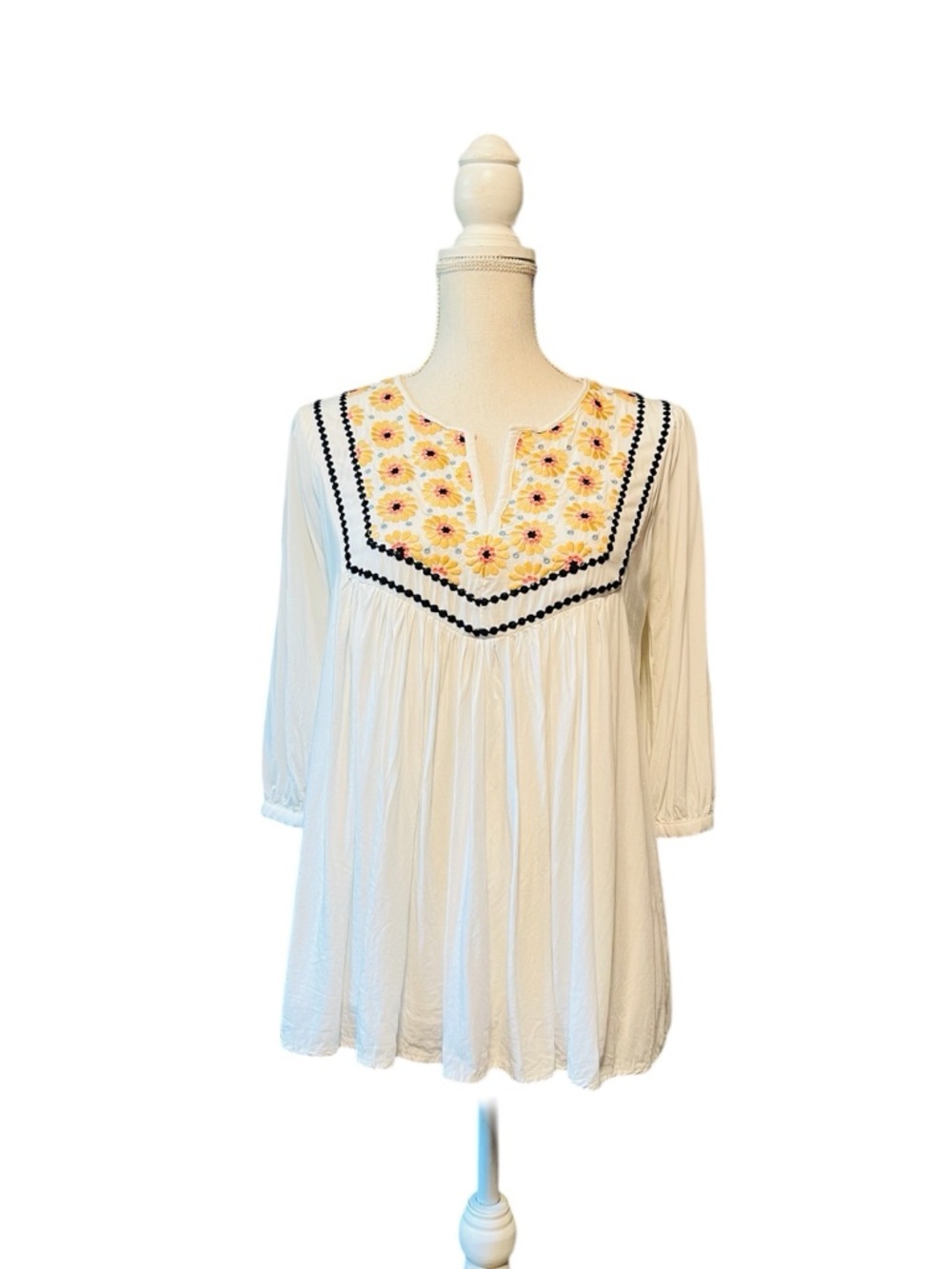 Comme Toi White Embroidered Floral Yoke Tunic Very Soft Top Size Medium